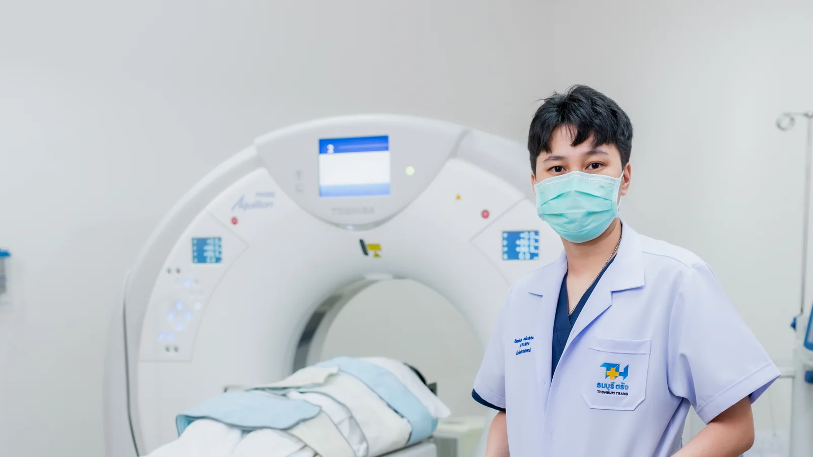 เจ้าหน้าที่รังสีเทคนิคโรงพยาบาลธนบุรีตรังดูแลบริการ CT Scan