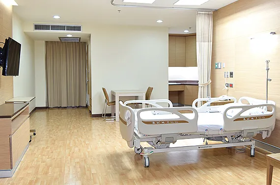 ห้องพักผู้ป่วยพร้อมพื้นที่สำหรับญาติที่โรงพยาบาลธนบุรีตรัง